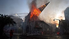 La cúpula de la Iglesia de la Asunción de Santiago de Chile se precipita al suelo envuelta en llamas