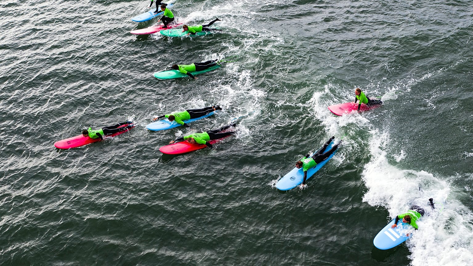 Surfer in der kalten Nordsee