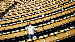 Trabalhador desinfeta bancadas do Parlamento Europeu - Arquivo