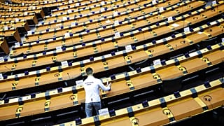Trabalhador desinfeta bancadas do Parlamento Europeu - Arquivo