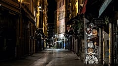  Rue Mercière, a Lione, di solito piena di gente per l'alta concentrazione di ristoranti. Desolatamente vuota a causa del coprifuoco