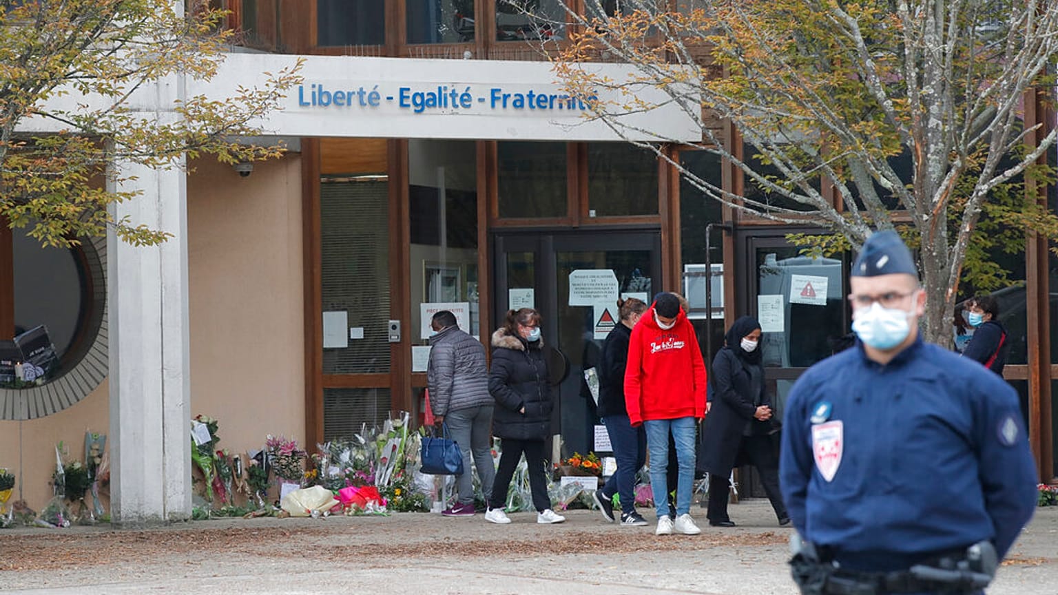 Vor der Schule in Conflans-St-Honorine