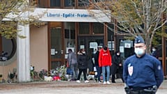 Vor der Schule in Conflans-St-Honorine