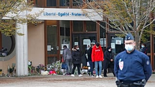 Vor der Schule in Conflans-St-Honorine