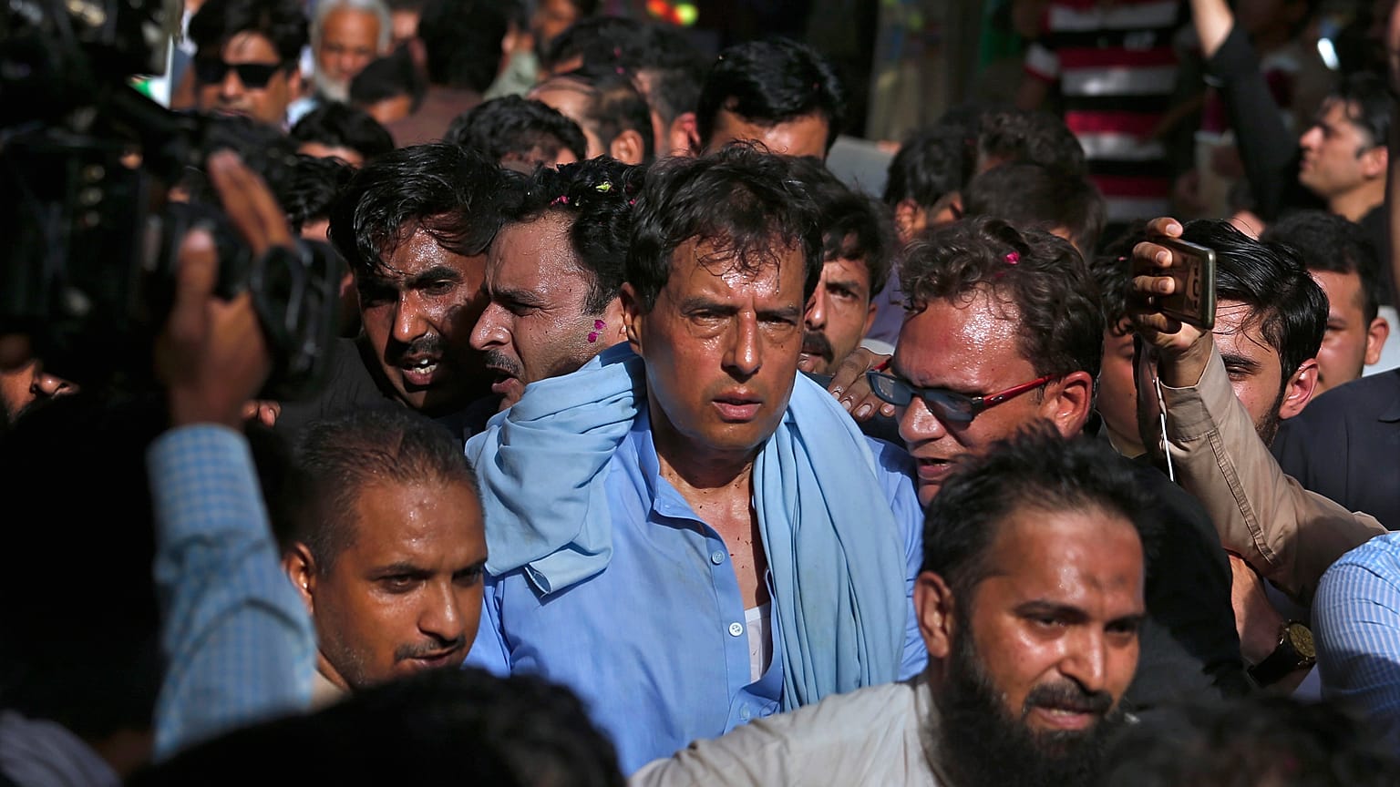 Pakistan polisi, ülkenin kurucusu Muhammed Ali Cinnah'ın mezarında orduya karşı sloganlar gruba liderlik eden Muhammed Safdar'ı tutukladı.