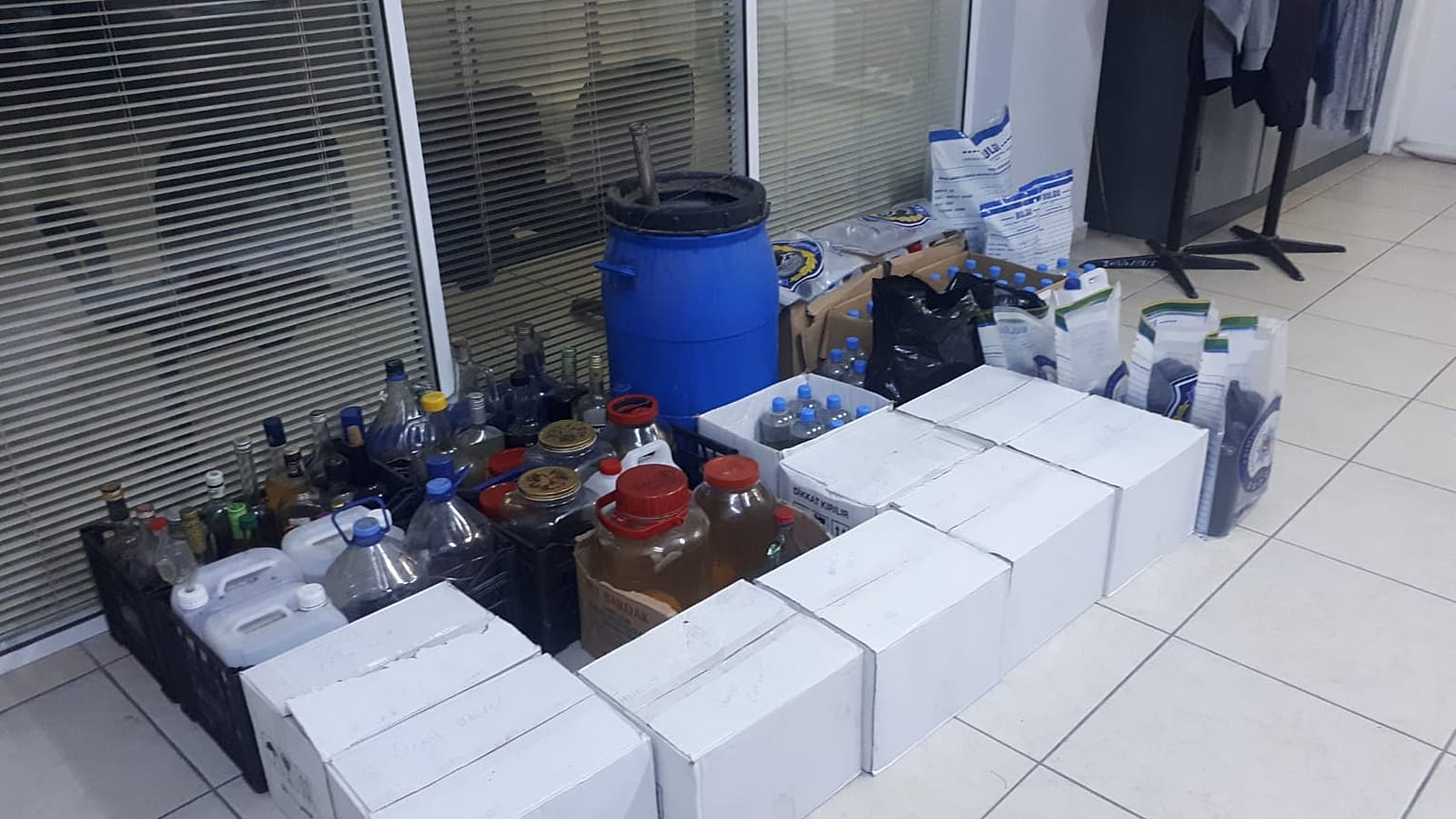 Foça'da düzenlenen operasyonda 198 litre etil alkol ele geçirildi.