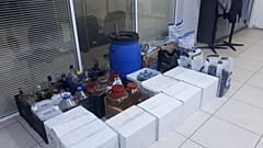 Foça'da düzenlenen operasyonda 198 litre etil alkol ele geçirildi.