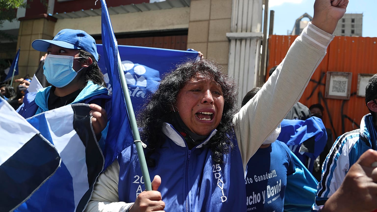 Partidarios de Luis Arce gritan consignas frente a su sede un día después de las elecciones en La Paz