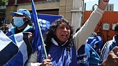 Partidarios de Luis Arce gritan consignas frente a su sede un día después de las elecciones en La Paz