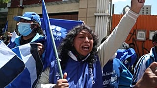 Partidarios de Luis Arce gritan consignas frente a su sede un día después de las elecciones en La Paz