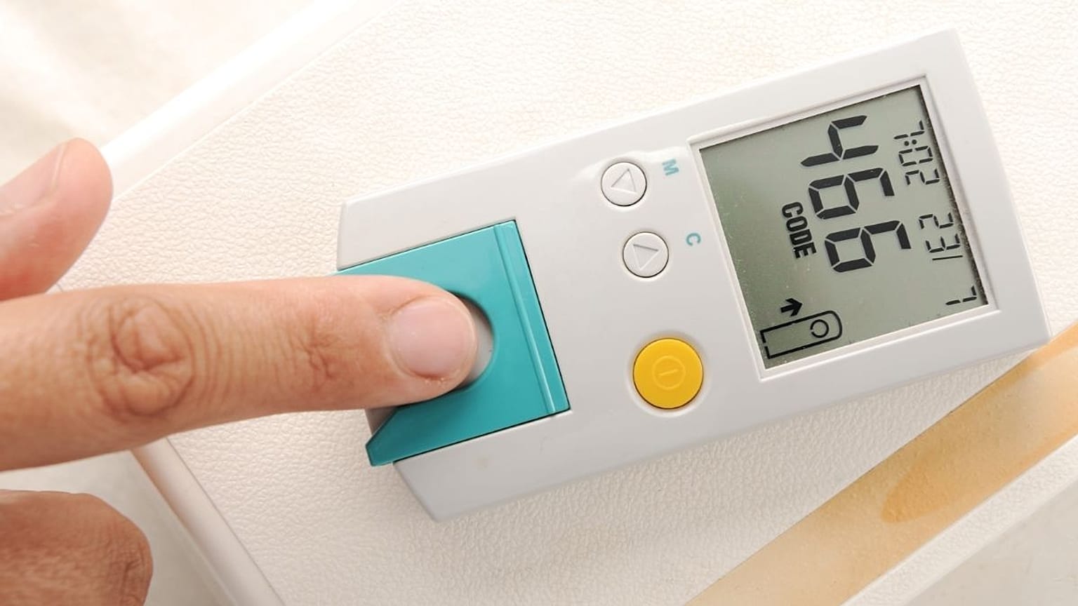 بیمار مبتلا به دیابت در حال انداگیزی میزان قند خون