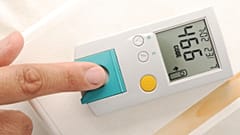 بیمار مبتلا به دیابت در حال انداگیزی میزان قند خون