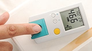 بیمار مبتلا به دیابت در حال انداگیزی میزان قند خون