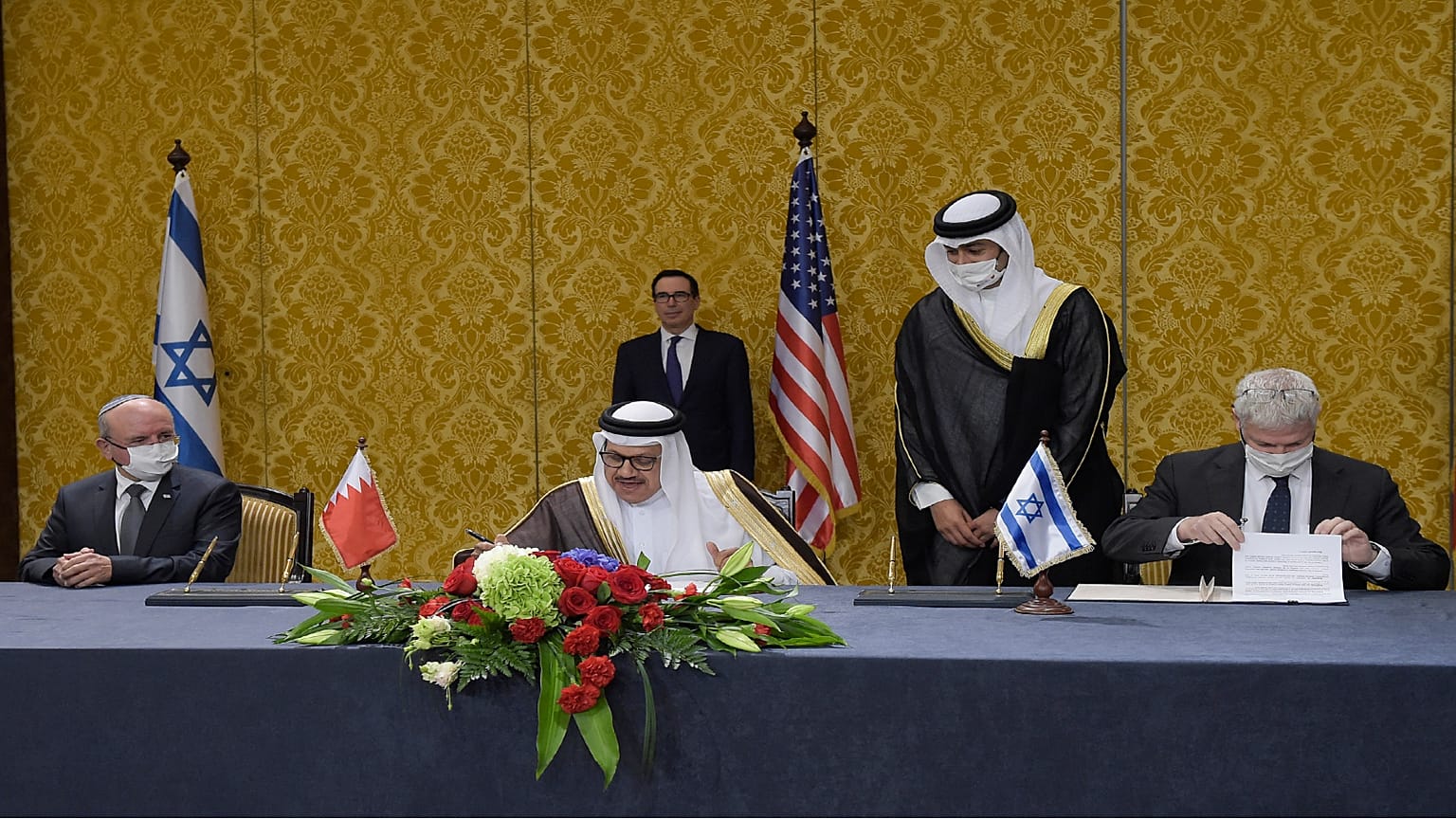 وزير الخارجية البحريني عبد اللطيف الزياني ومستشار الأمن القومي الإسرائيلي مائير بن شبات، يوقعون اتفاق تطبيع العلاقات بين البلدين بحضور وزير الخزانة الأمريكي ستيف منوتشين