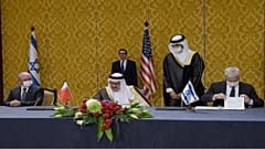 وزير الخارجية البحريني عبد اللطيف الزياني ومستشار الأمن القومي الإسرائيلي مائير بن شبات، يوقعون اتفاق تطبيع العلاقات بين البلدين بحضور وزير الخزانة الأمريكي ستيف منوتشين