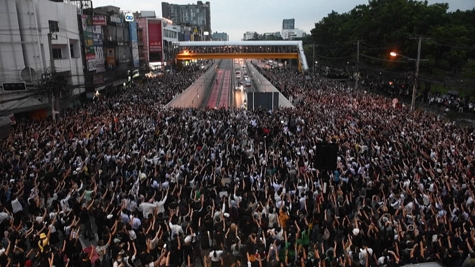 Jovens pedem reforma na monarquia