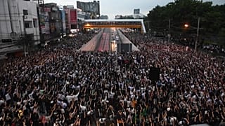 Jovens pedem reforma na monarquia