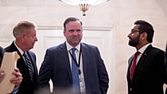 كاش باتيل (يمين) 