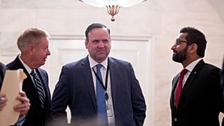 كاش باتيل (يمين)