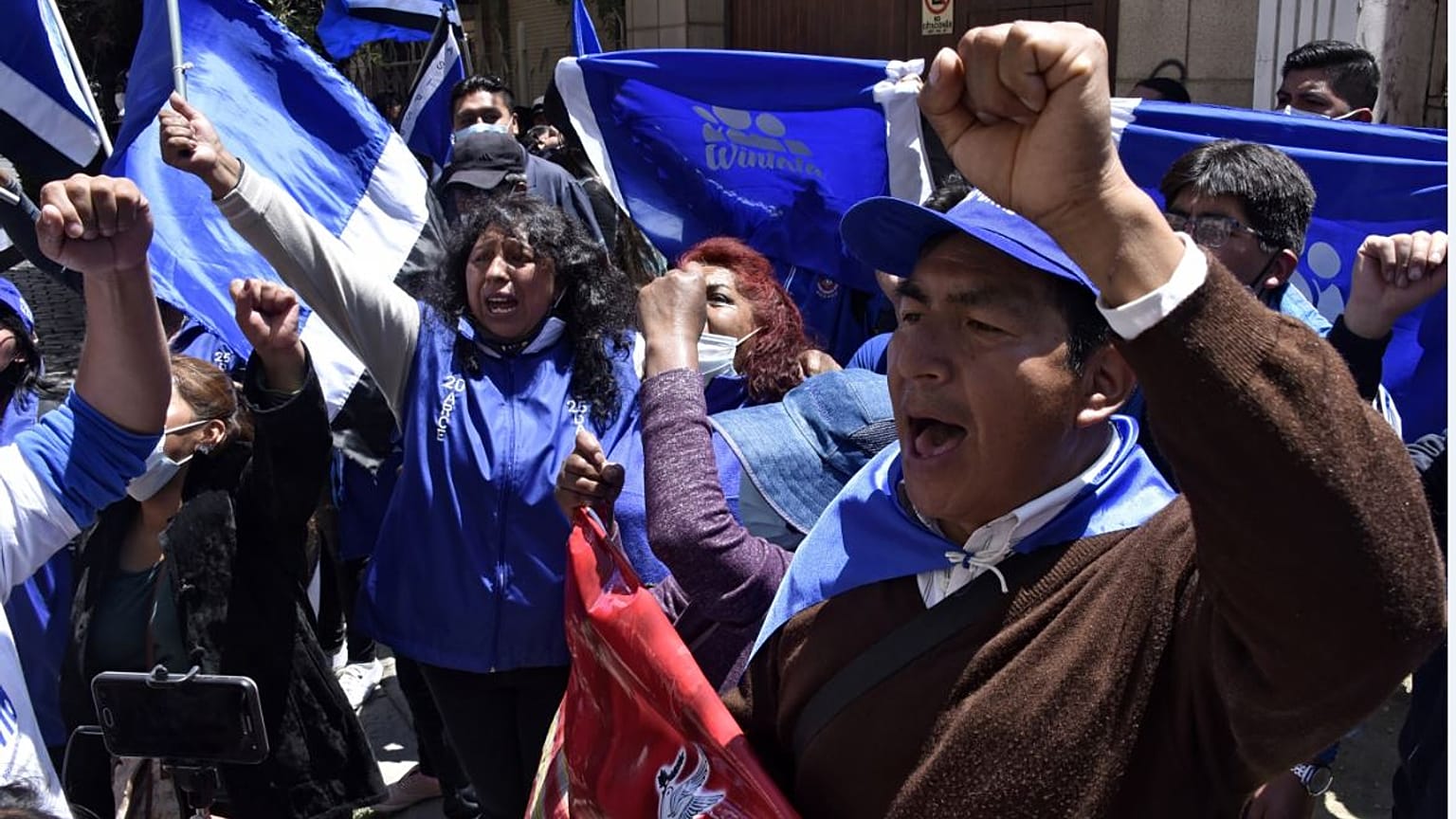 Partidarios de Luis Arce celebran la victoria ante el cuartel general del MAS en La Paz, Bolivia