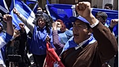 Partidarios de Luis Arce celebran la victoria ante el cuartel general del MAS en La Paz, Bolivia