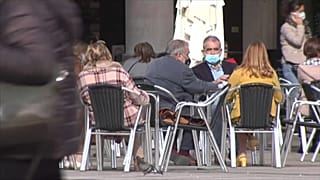 Clientes con mascarillas en una terraza