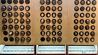 Часы в магазине в США