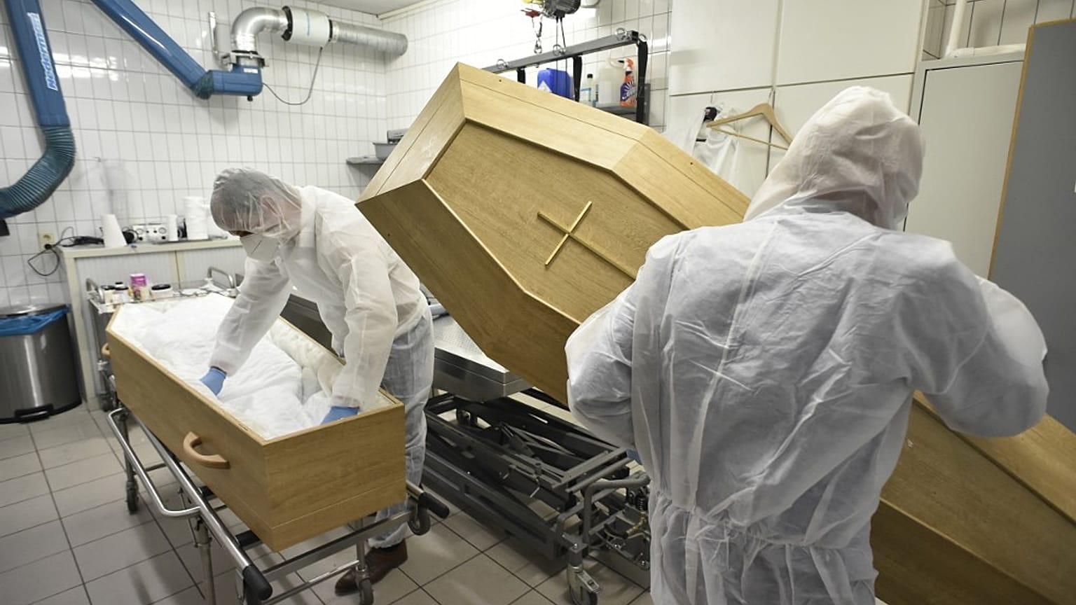 Preparazione della bara di una vittima di Covid-19 in Belgio