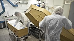Preparazione della bara di una vittima di Covid-19 in Belgio
