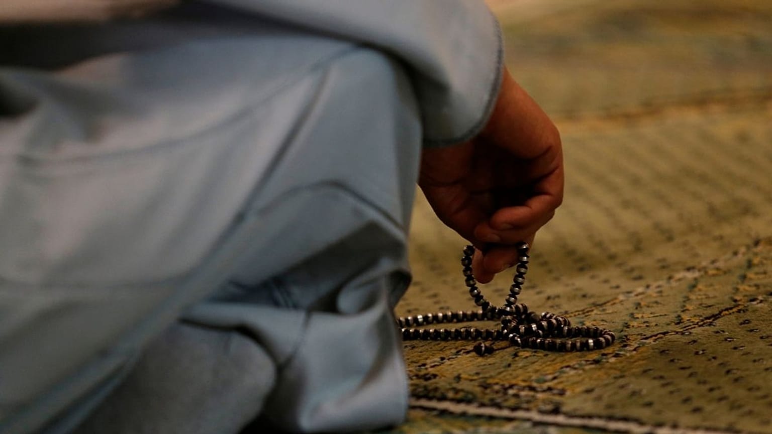 یک نمازگزار (عکس تزئینی است)