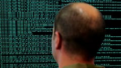 جندي يشاهد شاشة جهاز الكمبيوتر الخاص به في منصة وزارة الدفاع الفرنسية خلال المنتدى الدولي للأمن السيبراني في ليل، فرنسا