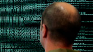 جندي يشاهد شاشة جهاز الكمبيوتر الخاص به في منصة وزارة الدفاع الفرنسية خلال المنتدى الدولي للأمن السيبراني في ليل، فرنسا