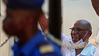الرئيس السوداني المعزول عمر حسن البشير في إحدى جلسات محاكمته بتهمة تنظيم انقلاب 1989 في بلاده