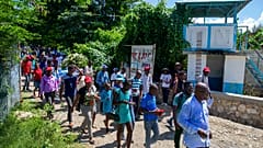 Mario Joseph, Anwalt für die Cholera-Opfer auf Haiti leitet einen Demonstrationszug zum einstigen UN-Lager in Mirebalais, 19.10.2020