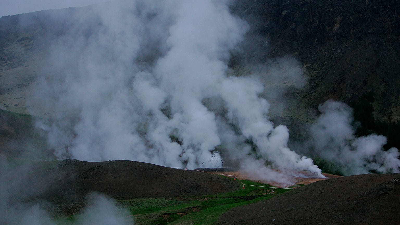 ARCHIVE : panaches de fumée suite à un séisme en Islande, le 30/05/2008