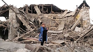 یکی از ساکنان استپاناکرت (خان‌کندی) در برابر ویرانه خانه‌اش