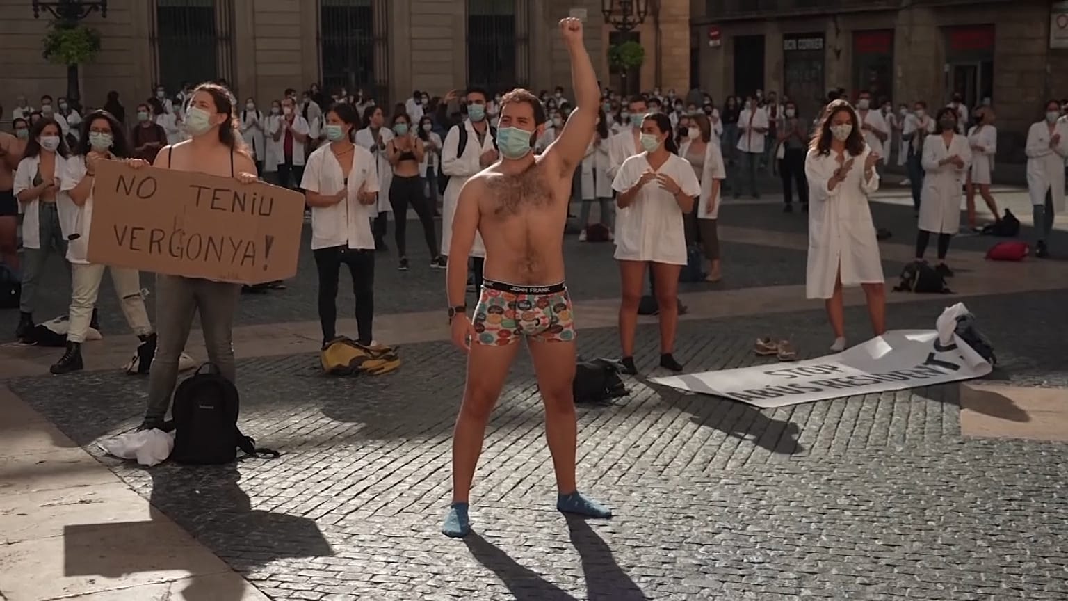 Barcelona: Protest halbnackter Ärzte 