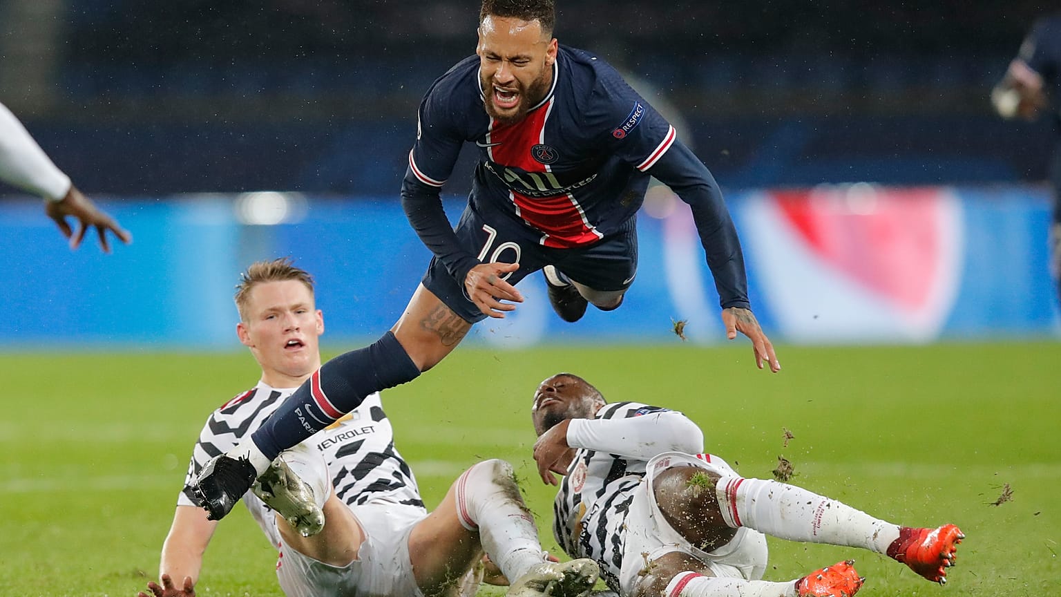 Le joueur du PSG Neymar subit un tacle contre Manchester United, le 20 octobre 2020, Paris