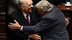 Los expresidentes uruguayos José Mujica y Julio María Sanguinetti se abrazan el día de su adiós político