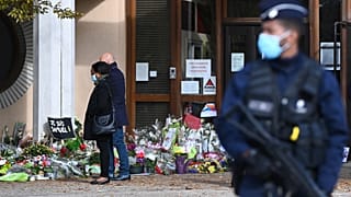 Tapis de fleurs devant le collège du Bois d'Aulne, à Conflans-Sainte-Honorine, en hommage à Samuel Paty, le 19 octobre 2020