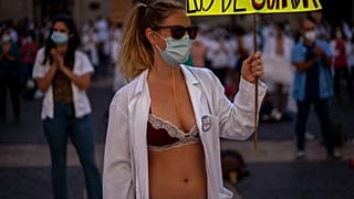 Una médico residente se manifiesta en Barcelona