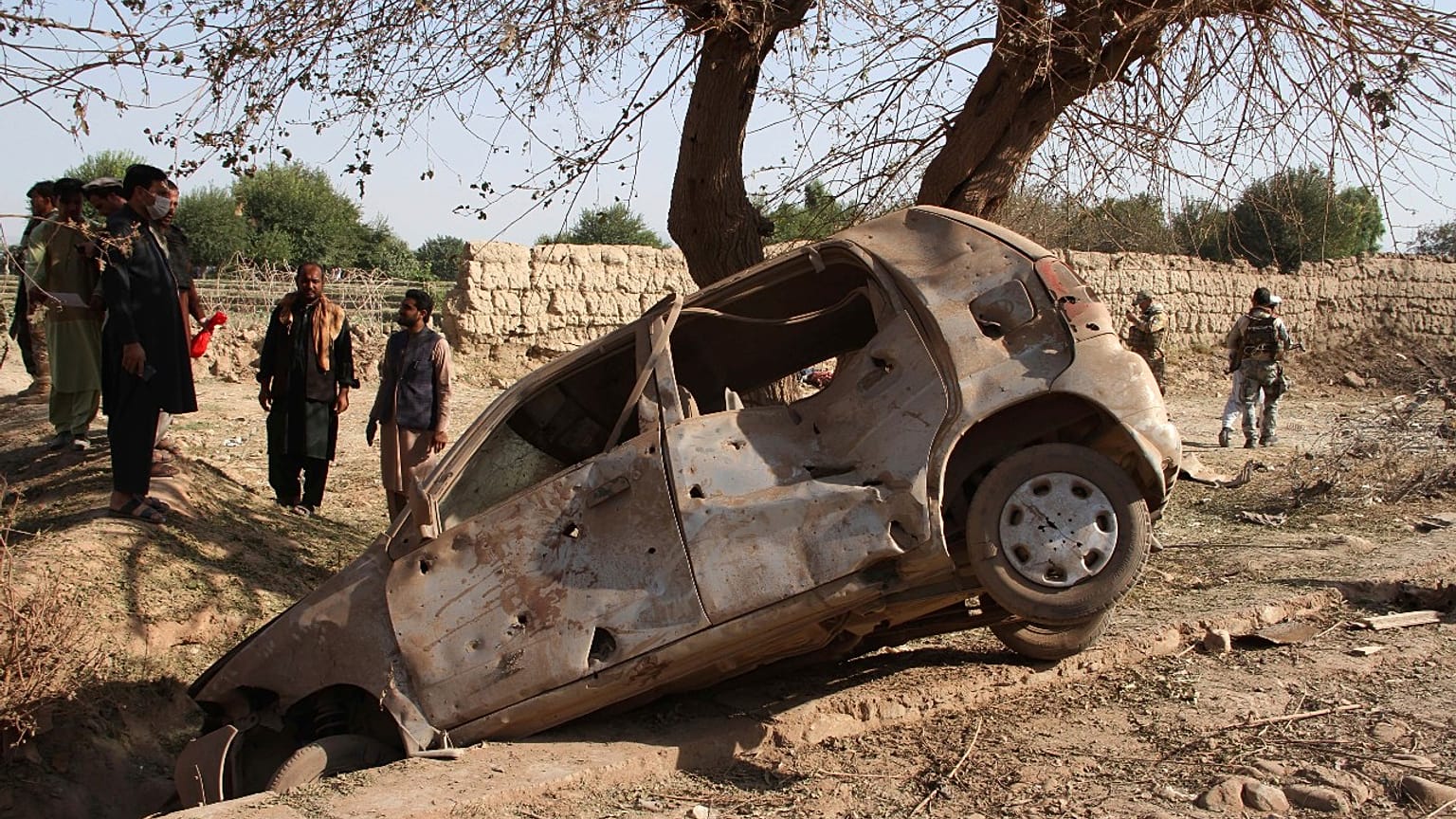 صورة أرشيفية لآثار هجوم بشاحنة مفخخة في منطقة غنيخيل بإقليم ننكرهار شرق كابول  السبت 3 أكتوبر  2020