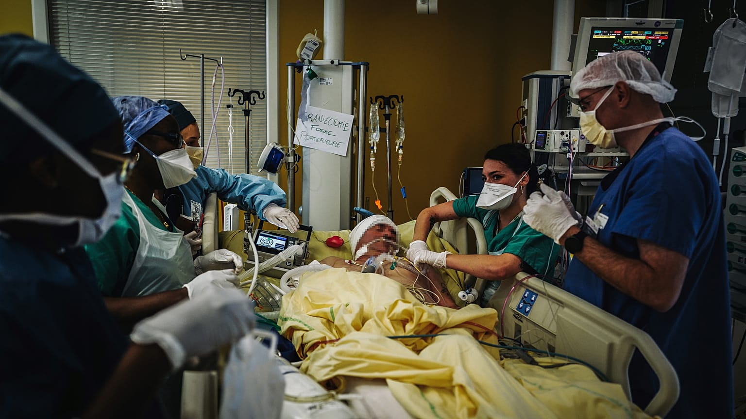 Une unité de réanimation en pleine action à l'hôpital Lariboisière à Paris, le 14 octobre 2020 