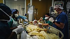 Une unité de réanimation en pleine action à l'hôpital Lariboisière à Paris, le 14 octobre 2020 