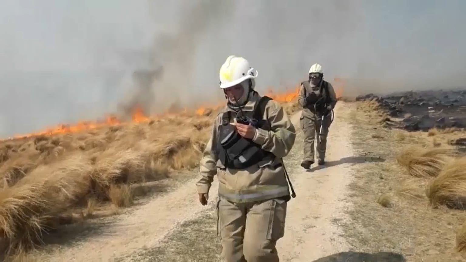 Bombeiros apagam as últimas chamas