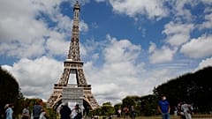 أناس يمشون بالقرب من برج إيفل في باريس. 2020/07/26