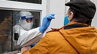 Medizinisches Personal testet einen Mann in Köln auf Corona, 15.10.2020