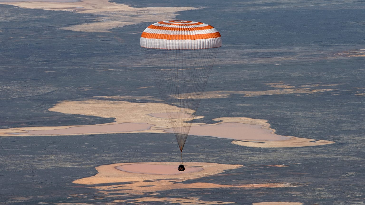 Soyuz MS-15 ile dünyaya dönen mürettebat paraşütle iniş yaptı