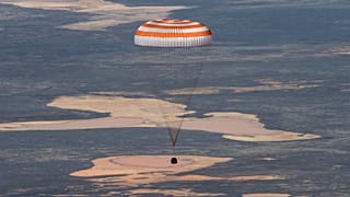 Soyuz MS-15 ile dünyaya dönen mürettebat paraşütle iniş yaptı
