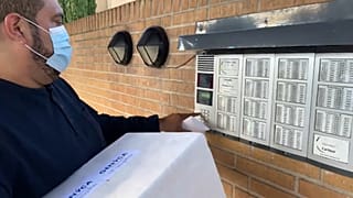 Un repartidor entrega una prueba de COVID-19 a domicilio